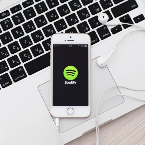 Spotify.iphone.macbook