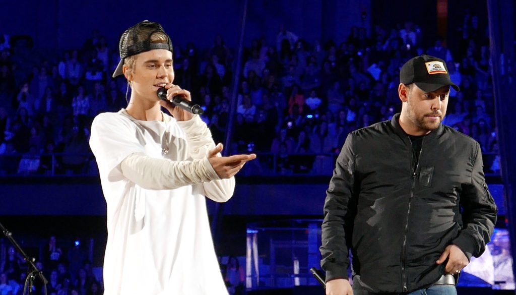Justin_Bieber_and_Scooter_Braun_in_Rosemont_Illinois_2015-1024x682