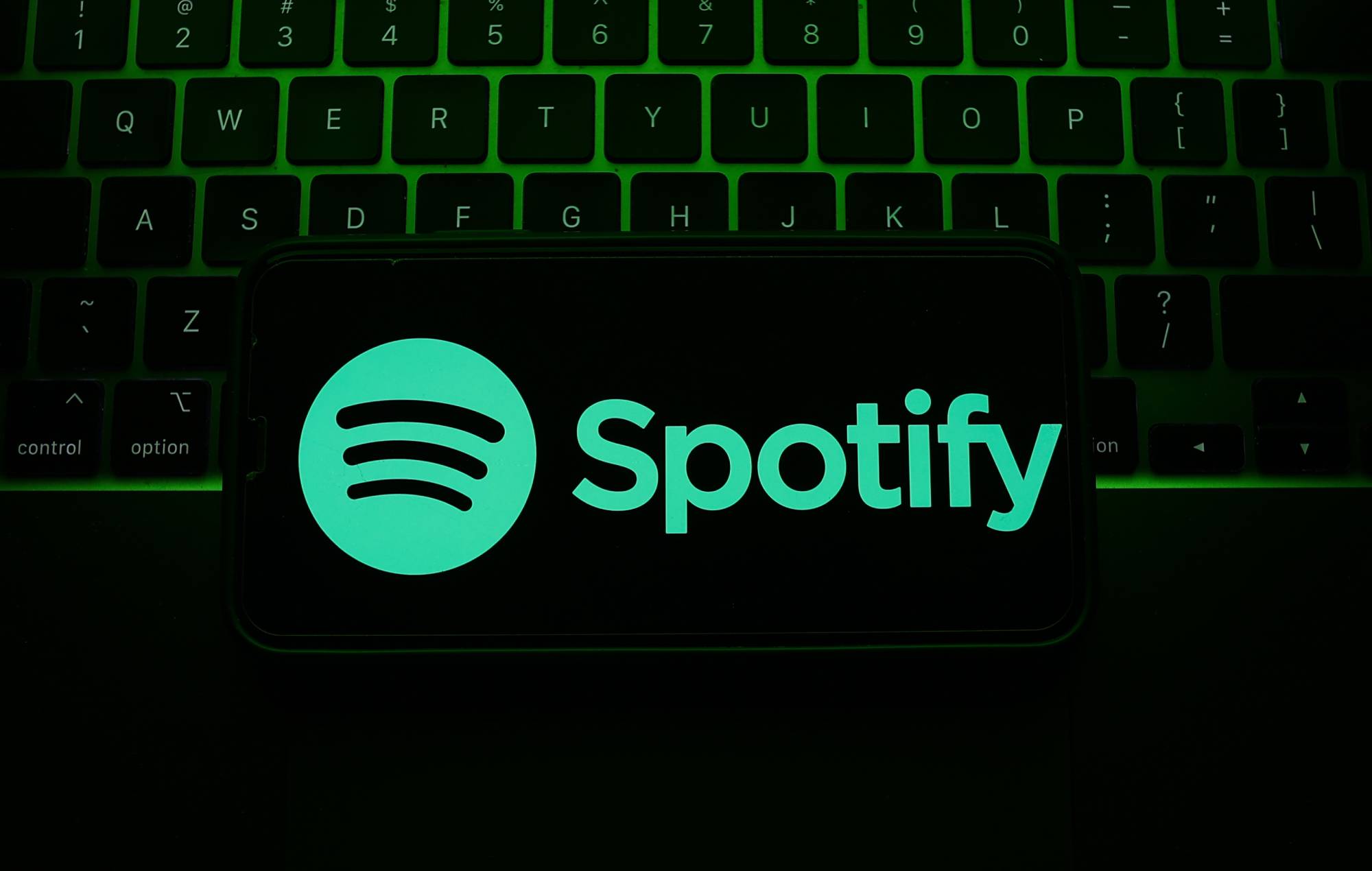 Spotify-logo-on-keyboard
